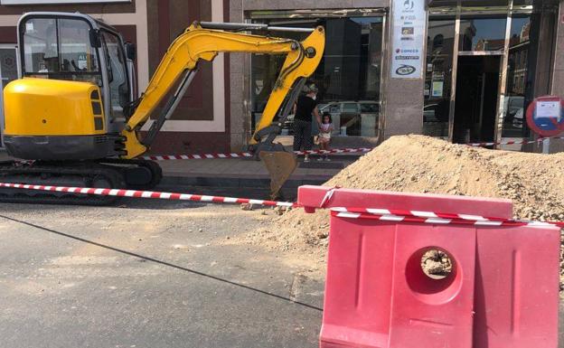 El corte de un carril del Paseo Hospital Militar, principal foco de atascos