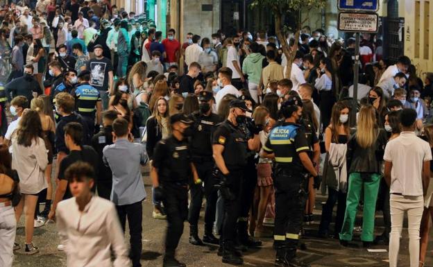 Policía Local y Policía Nacional intervienen ante la gran aglomeración en los alrededores de la plaza de San Justo