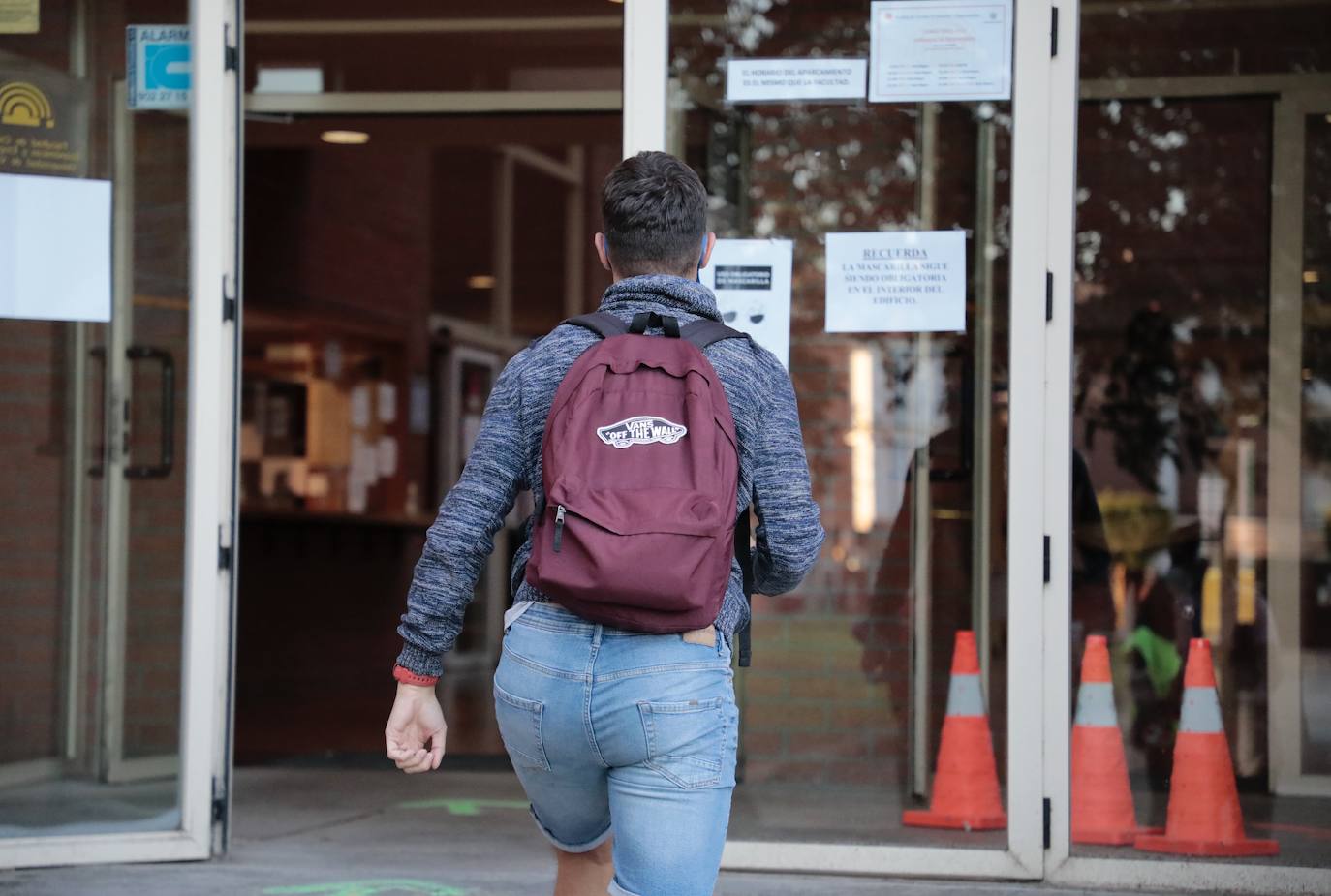 Cientos de personas aspiran hoy en Valladolid a cubrir una de las 3.400 plazas de Correos