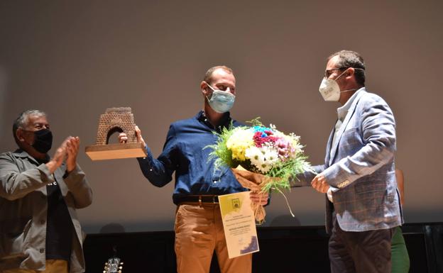 El escritor Wifredo Román recibe en Aguilar el premio Arco Patrimonio