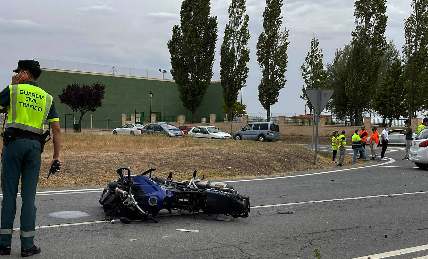 Heridos dos motoristas tras chocar con un coche en el cruce de Martín Miguel