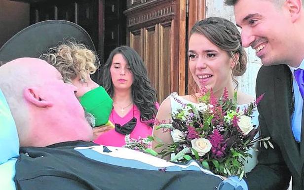 La Ambulancia del Deseo de Murcia consigue que un padre gravemente enfermo asista a la boda de su hija en Valladolid