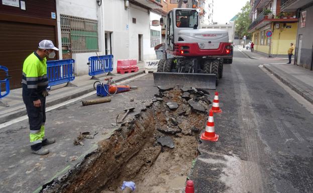 La rotura de una tubería en Valladolid deja sin agua una manzana de viviendas en San Isidro