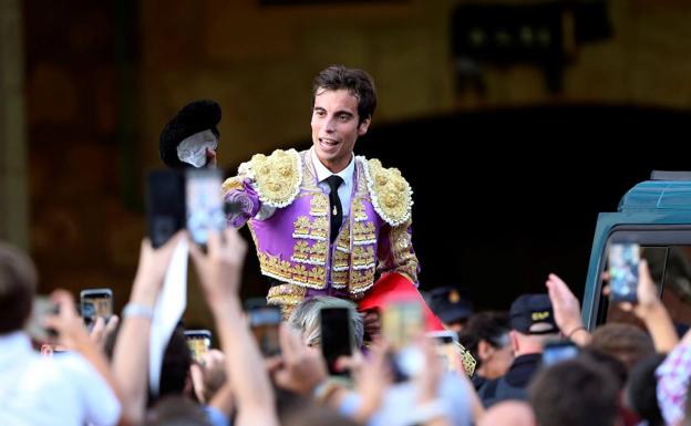 Alejandro Marcos sale por la puerta grande de La Glorieta tras cortar 2 orejas