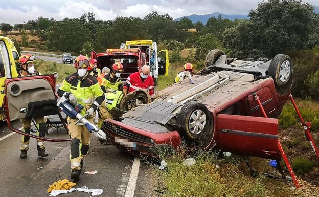 Dos heridos tras el vuelco de un turismo en Morasverdes