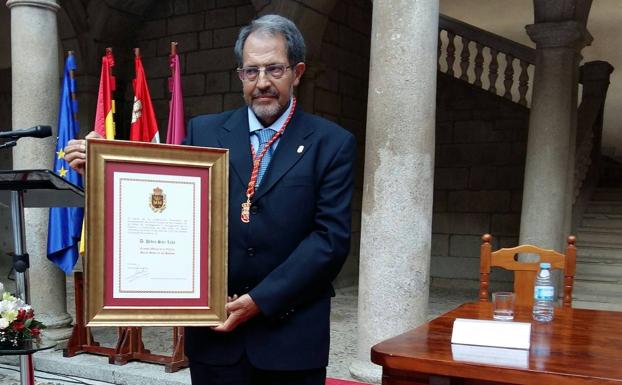 Martín Muñoz de las Posadas nombra a Pedro Sáez León cronista oficial de la villa