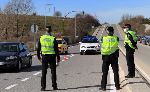 La Policía vigila las distracciones al volante por uso del móvil en Valladolid