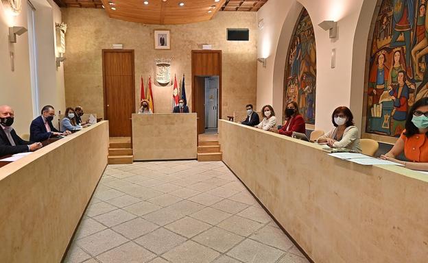 El Ayuntamiento de Salamanca asegura que todas las medidas del pacto político están «cumplidas o en vías de cumplimiento»