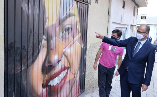 Fuentes distingue el arte como «signo de cohesión social» en la décima 'Galería Urbana' del Barrio del Oeste