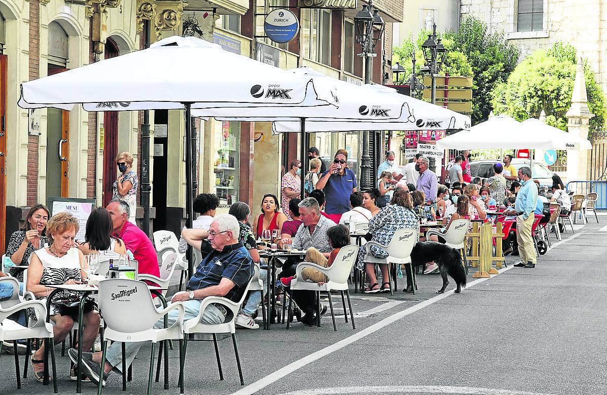 Las terrazas de bares podrán ocupar los estacionamientos en Palencia al menos todo este año