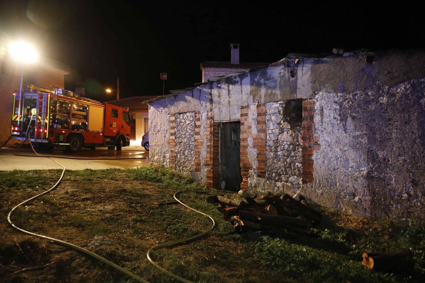 Un incendio quema parte de una nave en Canalejas de Peñafiel