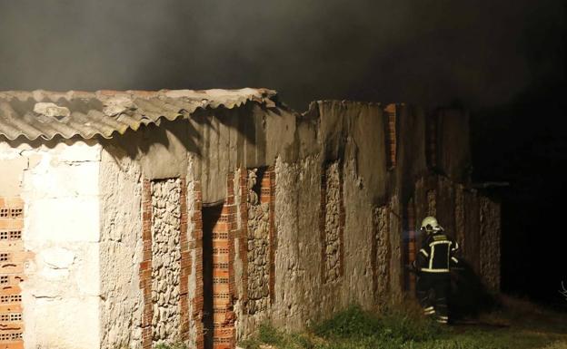 Un incendio destruye parte de una nave en Canalejas de Peñafiel