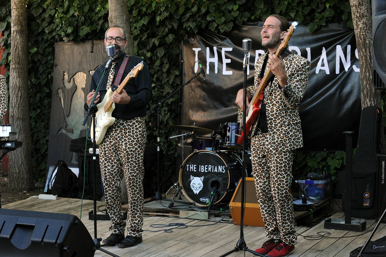 Actuación de The Iberians en la terraza 'Los Guindales' de Santovenia de Pisuerga