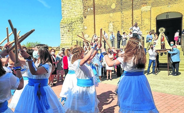 Berrueces festeja con paloteo a su patrona, la Virgen de Pedrosa