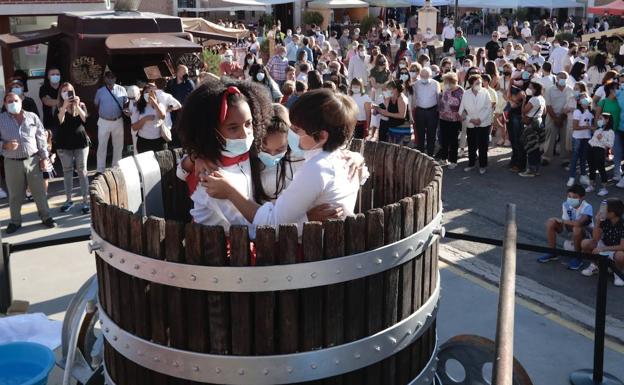 Serrada festeja la elaboración del primer mosto con la pisada de 120 kilos de uvas