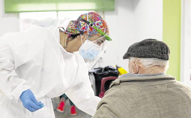 Sanidad prevé empezar a vacunar con la tercera dosis en las residencias este jueves