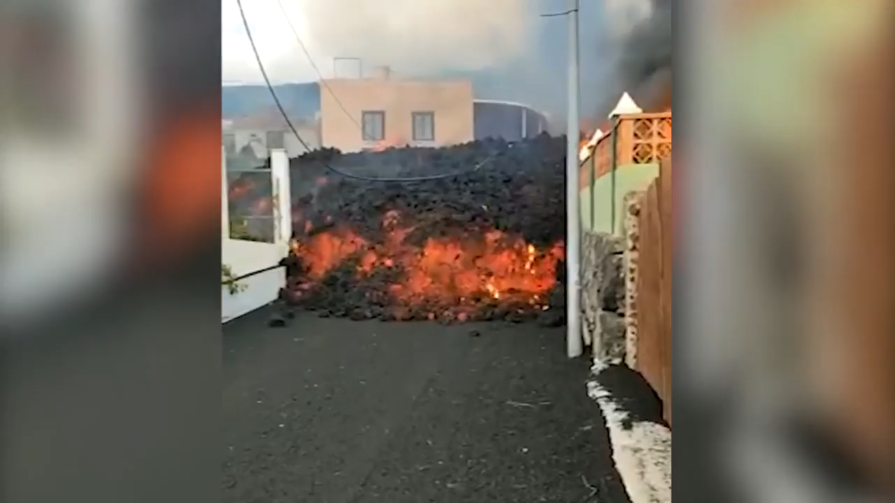 Un espectacular vídeo muestra cómo la lava devora un municipio de La Palma