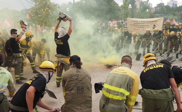Protesta de los bomberos forestales para reclamar mejores condiciones