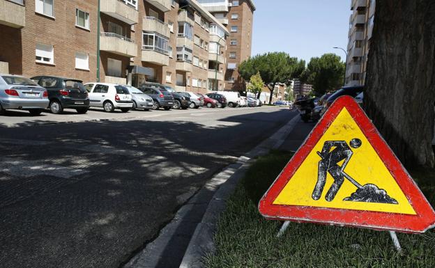 La acometida de gas en la calle Puente La Reina ocupa parte de la calzada