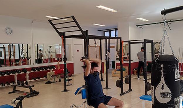 Dos estudiantes colaboran en el diseño de la mejora de las instalaciones deportivas de la Escuela de Ingeniería de Béjar