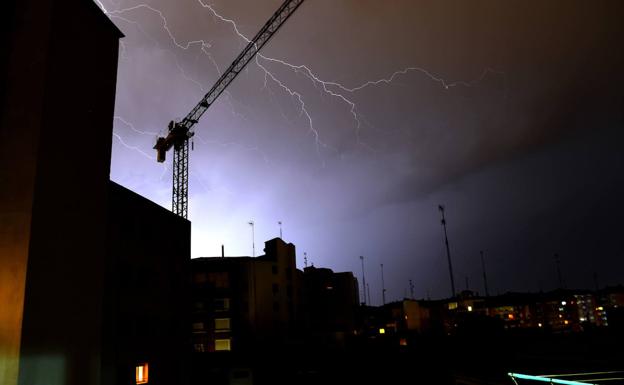 Un rayo cae en una casa y mata a 14 personas de una misma familia