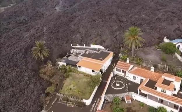 Vídeo: algunas casas que están en el recorrido de las coladas se salvan incomprensiblemente
