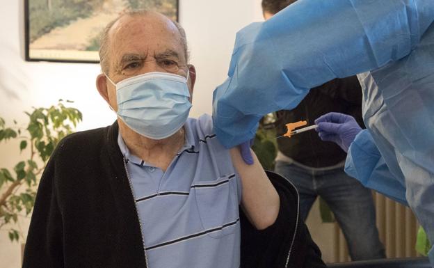 José Rodríguez, primer vacunado con la tercera dosis de Salamanca, se muestra «tranquilo y agradecido»