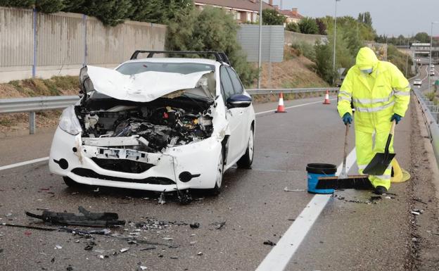 Mueren dos octogenarios en un accidente en la VA-30 a la altura de Covaresa