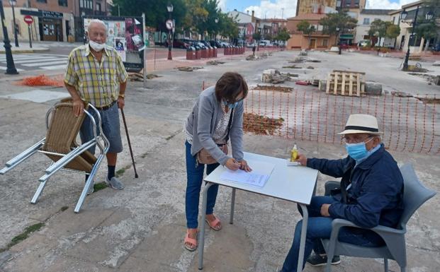 Una tala de árboles para hacer un parque infantil genera una protesta vecinal en Peñafiel