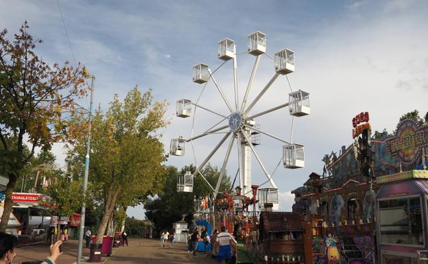 Una noria panorámica recala en el Real de la Feria a dos días de su clausura