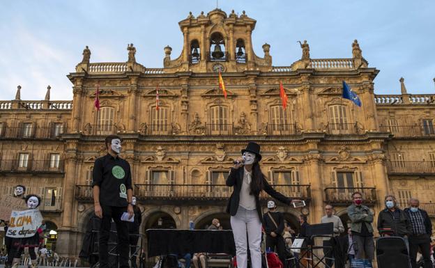La Plaza Mayor de Salamanca acoge una representación simbólica del 'Juicio por el clima'