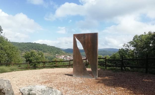 Colocan una nueva pieza en el Camino del Agua en sustitución de la robada en la Sierra salmantina