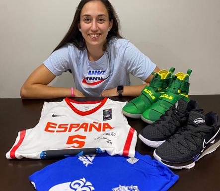 Cazorla, jugadora canaria del CB Avenida, subasta ropa deportiva para ayudar a los damnificados de La Palma
