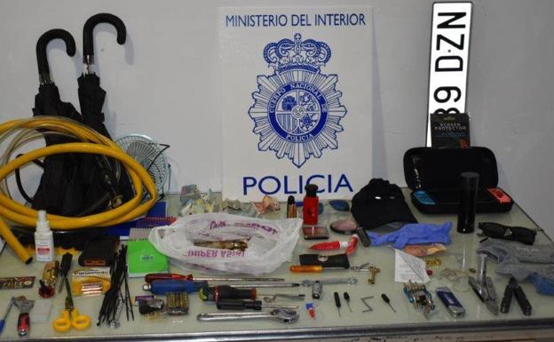 La Policía Nacional detiene a cuatro hombres por el robo en un domicilio y pertenencia a grupo criminal