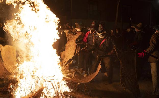 Mayorga vuelve a iluminar sus calles con el Vítor 731 días después