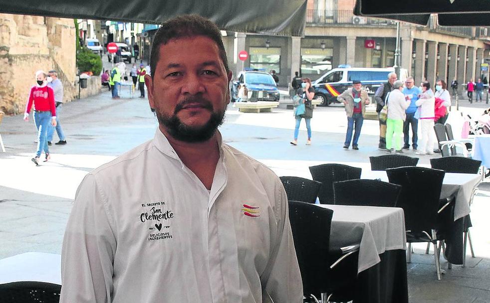 «Corrí a por los ladrones sin pensarlo y rescaté el bolso que habían robado a una señora en la terraza»