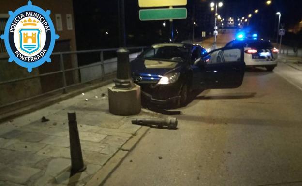 Un conductor ebrio y sin carné se empotra contra una farola y un bolardo en Ponferrada