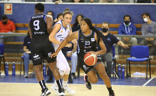 Hof se exhibe en la plácida segunda victoria liguera de Avenida en Donosti (57-70)