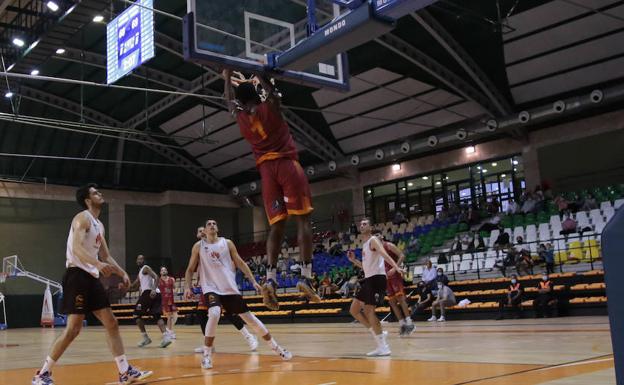 El Aquimisa Carbajosa Empresarial remonta al final al Zentro Madrid (82-74)