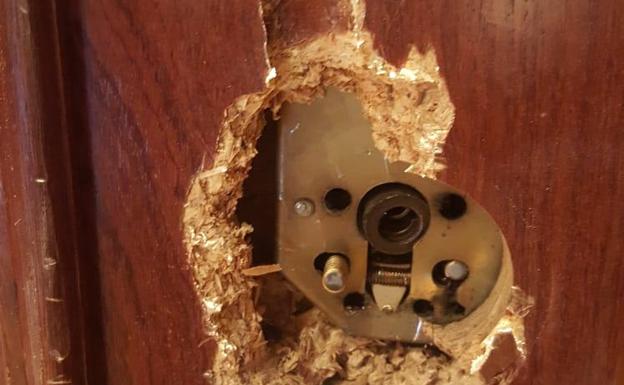 Roban en dos viviendas separadas por el rellano en la calle Jardines de Palencia