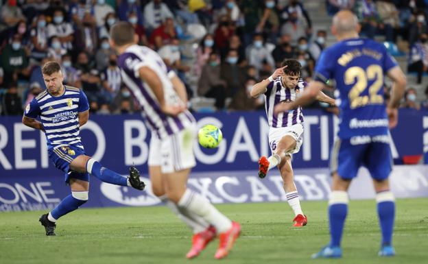 El Real Valladolid salva el empate en El Toralín con uno menos