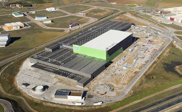 Herido un operario tras caer desde una altura de seis metros en la fábrica de Vida en Aguilar