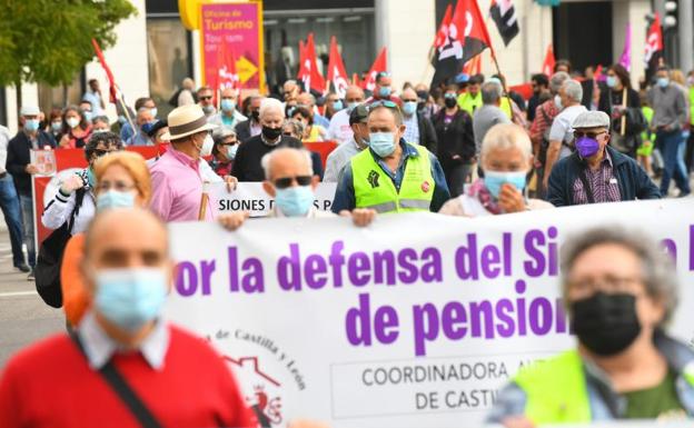 Jubilados y anarquistas recorren Valladolid en defensa del sistema público de pensiones