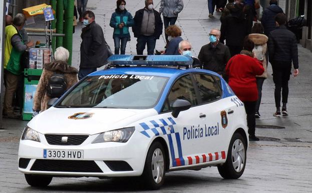 La Policía Local de Segovia atrapa a dos menores que acababan de robar en una tienda de la Calle Real