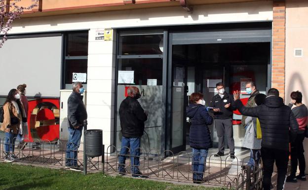 Los sindicatos alertan de que el paro baja a menor ritmo que en España con la «autocomplacencia» de la Junta