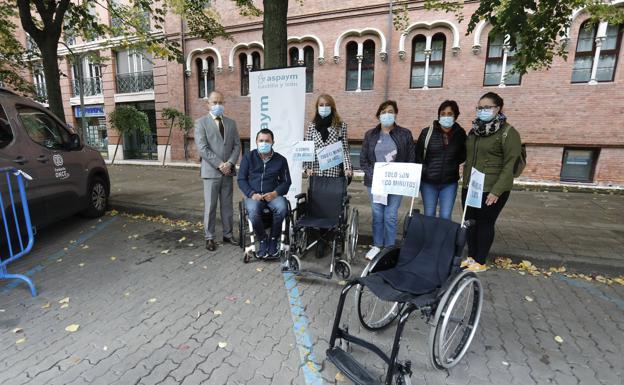 Ocupan plazas de la ORA con sillas de ruedas para denunciar la falta de respeto a los discapacitados