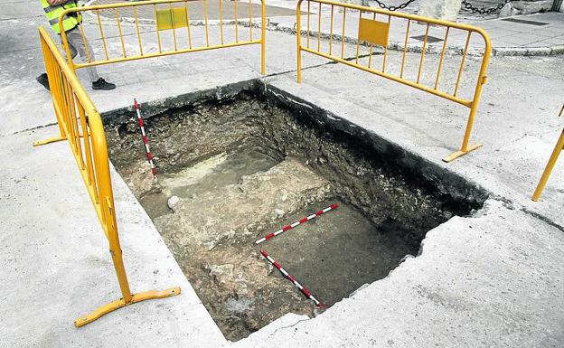 Al descubierto un muro de origen desconocido en unas catas arqueológicas en Cuéllar