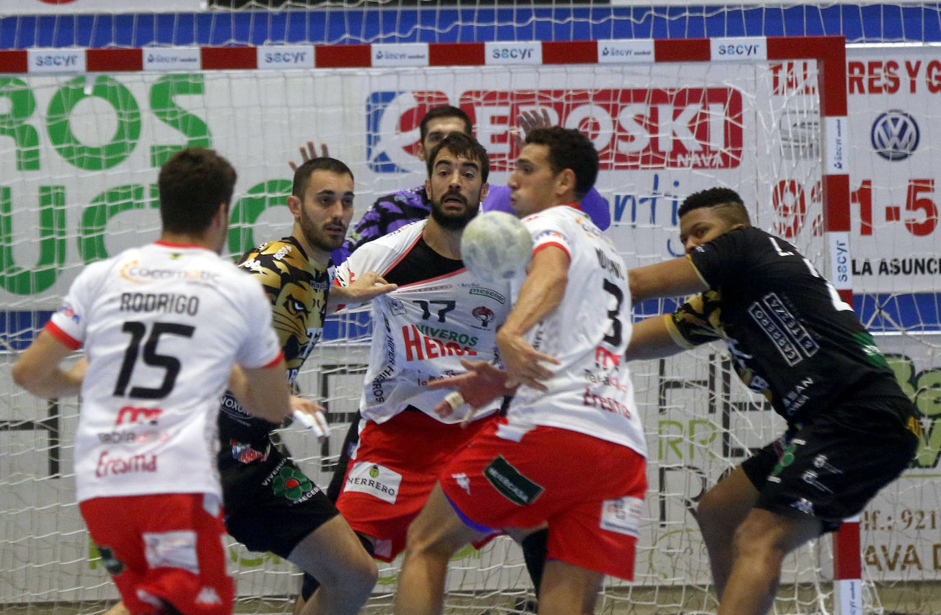 El Balonmano Nava se da un festín ante su afición