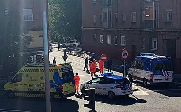 Herido un motorista al ser atropellado al bajarse de la moto en La Victoria