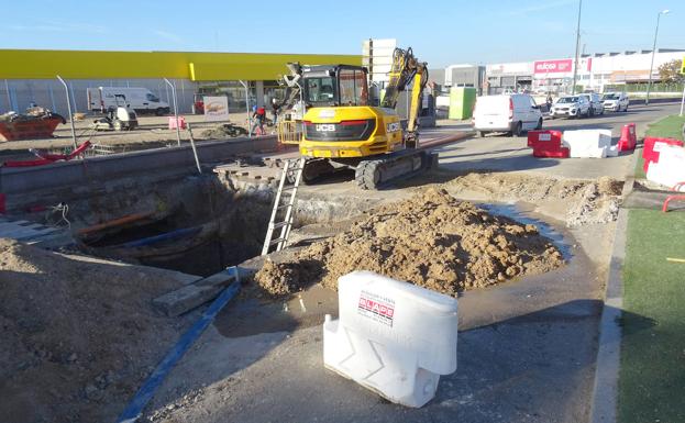 El corte de la calle Daniel del Olmo hacia Delicias colapsa las salidas del polígono de Argales en Valladolid